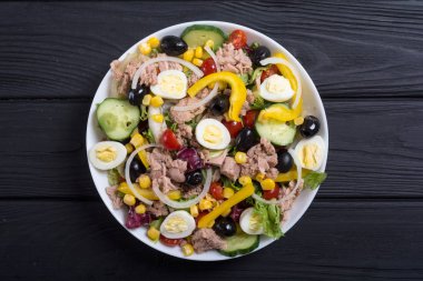 Ton balığı salatası sebze, yumurta ve zeytin. Sağlıklı gıda arka plan