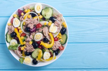 Ton balığı salatası sebze, yumurta ve zeytin. Sağlıklı gıda arka plan