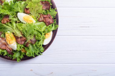 Pastırma, yumurta ve lattuce ile taze salata