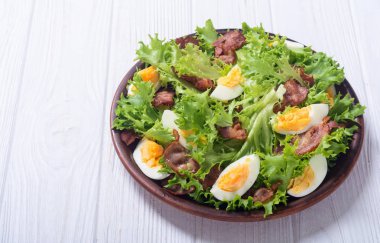 Pastırma, yumurta ve lattuce ile taze salata
