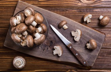 Taze çiğ Kraliyet champignon. Rustik arka plan üzerinde mantar