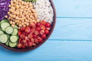Sağlıklı vejetaryen avokado, salatalık, marul, nohut ve domates salatası. Vegan gıda