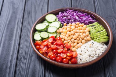 Sağlıklı vejetaryen avokado, salatalık, marul, nohut ve domates salatası. Vegan gıda