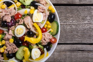 Ton balığı salatası sebze, yumurta ve zeytin. Sağlıklı gıda arka plan