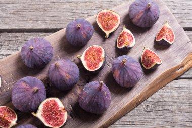 Sonbahar taze meyve incir. Rustik arka plan üzerinde sağlıklı gıda