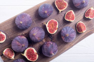 Sonbahar taze meyve incir. Rustik arka plan üzerinde sağlıklı gıda