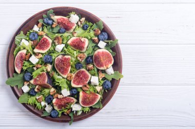 İncir peynir, yaban mersini, ceviz ve roka salatası. Sonbahar sağlıklı gıda