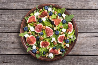 İncir peynir, yaban mersini, ceviz ve roka salatası. Sonbahar sağlıklı gıda
