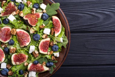 İncir peynir, yaban mersini, ceviz ve roka salatası. Sonbahar sağlıklı gıda