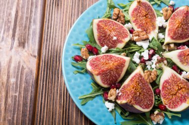 Peynir, roka, ceviz ve nar incir sonbahar salatası. Sağlıklı gıda