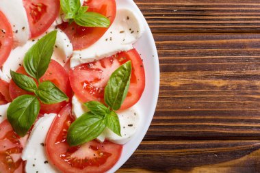 mozzarella, domates ve fesleğenli caprese salatası 