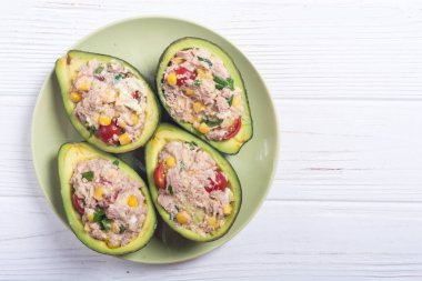 Salata sebze, maydanoz ve yumurta ile doldurulmuş avokado