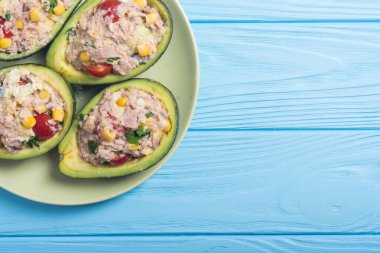 Salata sebze, maydanoz ve yumurta ile doldurulmuş avokado