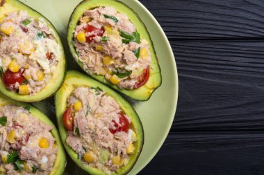 Salata sebze, maydanoz ve yumurta ile doldurulmuş avokado