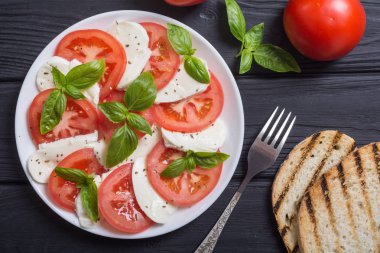 mozzarella, domates ve fesleğenli caprese salatası 