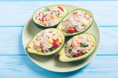 Salata sebze, maydanoz ve yumurta ile doldurulmuş avokado