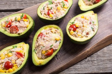 Salata sebze, maydanoz ve yumurta ile doldurulmuş avokado