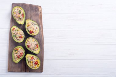 Salata sebze, maydanoz ve yumurta ile doldurulmuş avokado