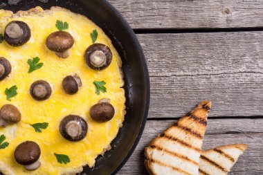 Mantar ve maydanoz tavada omlet. Frittata