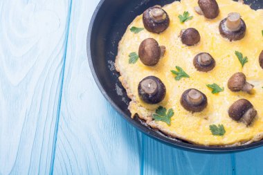 Mantar ve maydanoz tavada omlet. Frittata