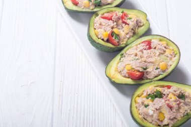 Salata sebze, maydanoz ve yumurta ile doldurulmuş avokado