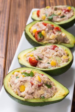 Salata sebze, maydanoz ve yumurta ile doldurulmuş avokado