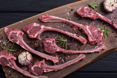 Ham kaburga veya rack kuzu ve ingridient. Gıda arka plan