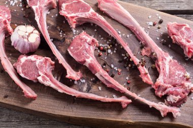 Ham kaburga veya rack kuzu ve ingridient. Gıda arka plan