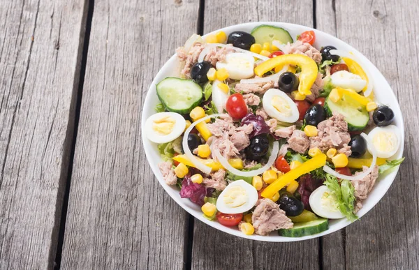 Tonijnsalade Met Groenten Eieren Olijven Achtergrond Van Gezonde Voeding — Stockfoto