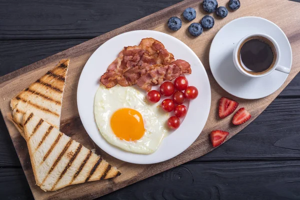 Frukost Med Ägg Bacon Tomater Kaffe Och Bär — Stockfoto