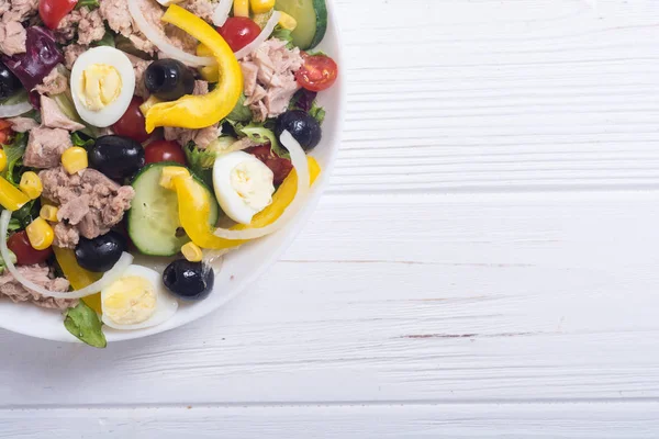 Tonijnsalade Met Groenten Eieren Olijven Achtergrond Van Gezonde Voeding — Stockfoto