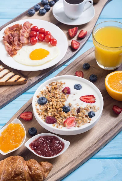 Frukost Med Yoghurt Ägg Bär Juice Croissanter Och Sylt — Stockfoto