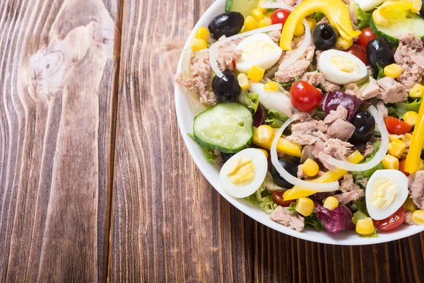 Salată Ton Legume Ouă Măsline Fundal Alimentar Sănătos — Fotografie, imagine de stoc