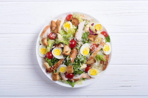 Cessar Salada Com Frango Ovos Tomates Croutons — Fotografia de Stock