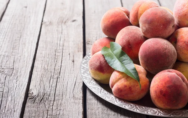 素朴な背景に熟した桃の果実 夏の健康食品 — ストック写真