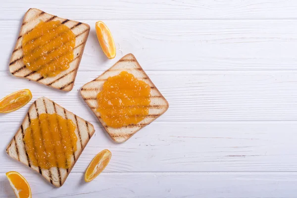 Domowy Dżem Pomarańczowy Toast Drewnianym Stole Śniadanie Owoce — Zdjęcie stockowe