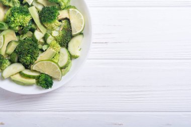 Yeşil salata avokado, brokoli, salatalık ve kireç ile. Sağlıklı vejetaryen salata