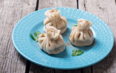 Gürcü köfte Hıngel domates sosu ve maydanoz ile