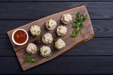 Gürcü köfte Hıngel domates sosu ve maydanoz ile