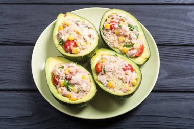 Salata sebze, maydanoz ve yumurta ile doldurulmuş avokado