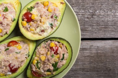 Salata sebze, maydanoz ve yumurta ile doldurulmuş avokado