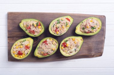 Salata sebze, maydanoz ve yumurta ile doldurulmuş avokado