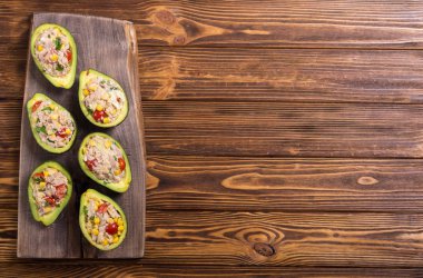 Salata sebze, maydanoz ve yumurta ile doldurulmuş avokado