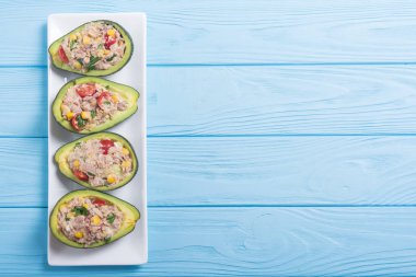 Salata sebze, maydanoz ve yumurta ile doldurulmuş avokado