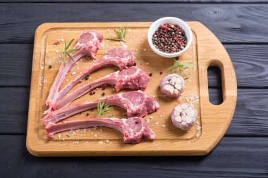 Ham kaburga veya rack kuzu ve ingridient. Gıda arka plan