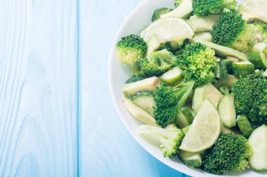 Yeşil salata avokado, brokoli, salatalık ve kireç ile. Sağlıklı vejetaryen salata