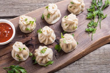 Gürcü köfte Hıngel domates sosu ve maydanoz ile