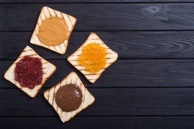 somun nuga çikolata, çilek, kayısı ve fıstık ezmesi sandviç ile krem