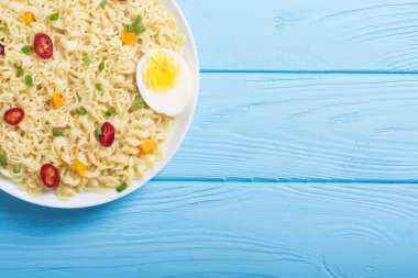 Şehriye kase chili biber, yumurta, soğan ve havuç ile