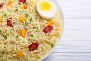 Şehriye kase chili biber, yumurta, soğan ve havuç ile